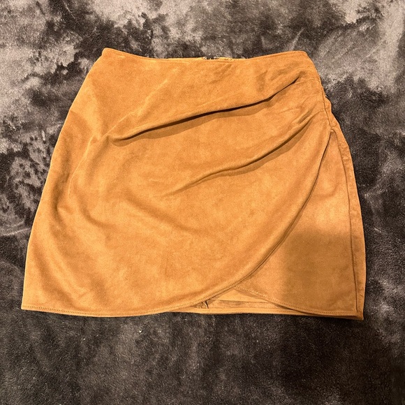 Abercrombie & Fitch vegan suede skirt - Picture 2 of 4